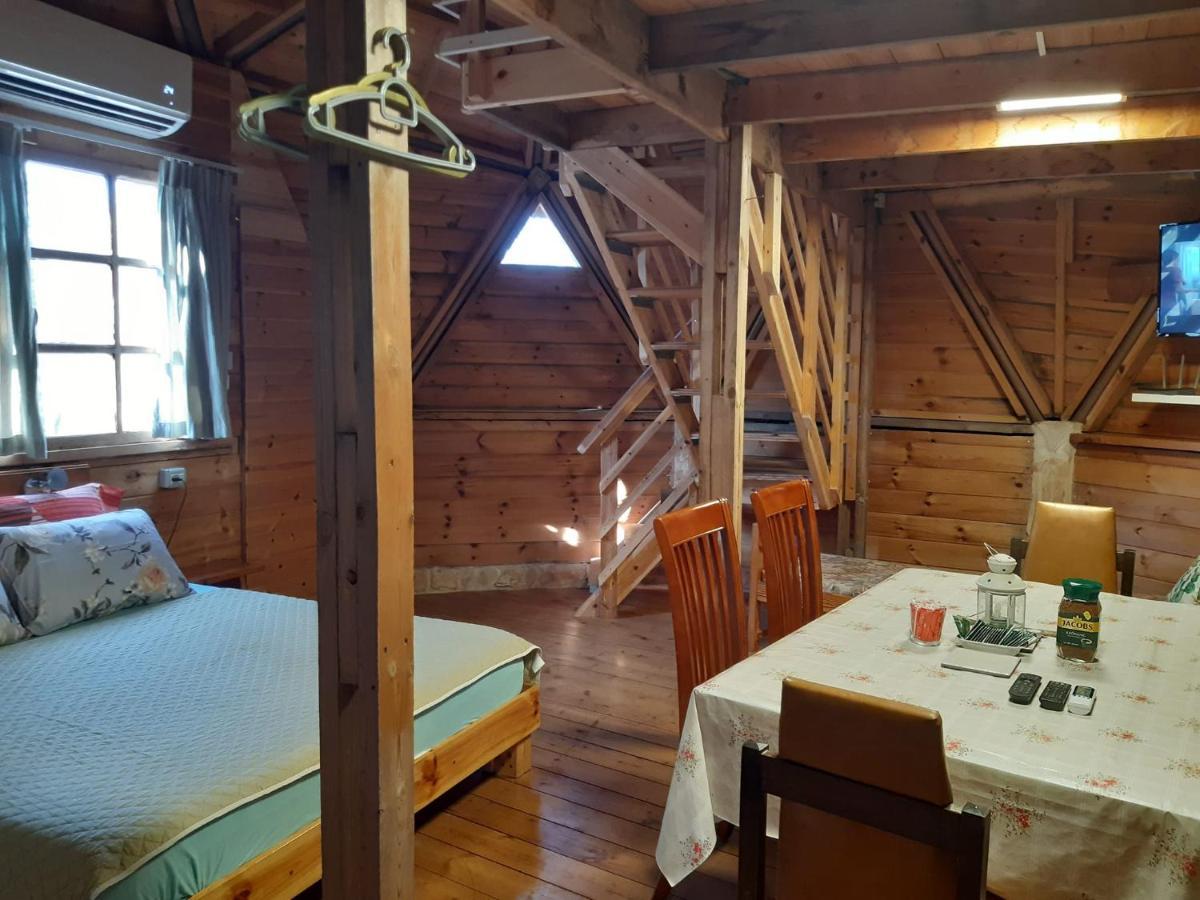 בקתת עץ בחורש במנות - דום גיאודזי - Wooden Cabin In Manot Экстерьер фото