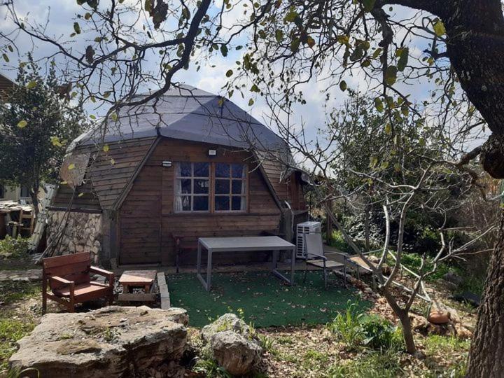 בקתת עץ בחורש במנות - דום גיאודזי - Wooden Cabin In Manot Экстерьер фото