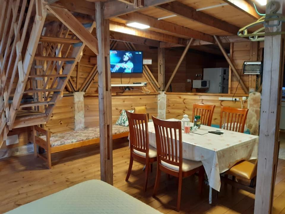 בקתת עץ בחורש במנות - דום גיאודזי - Wooden Cabin In Manot Экстерьер фото