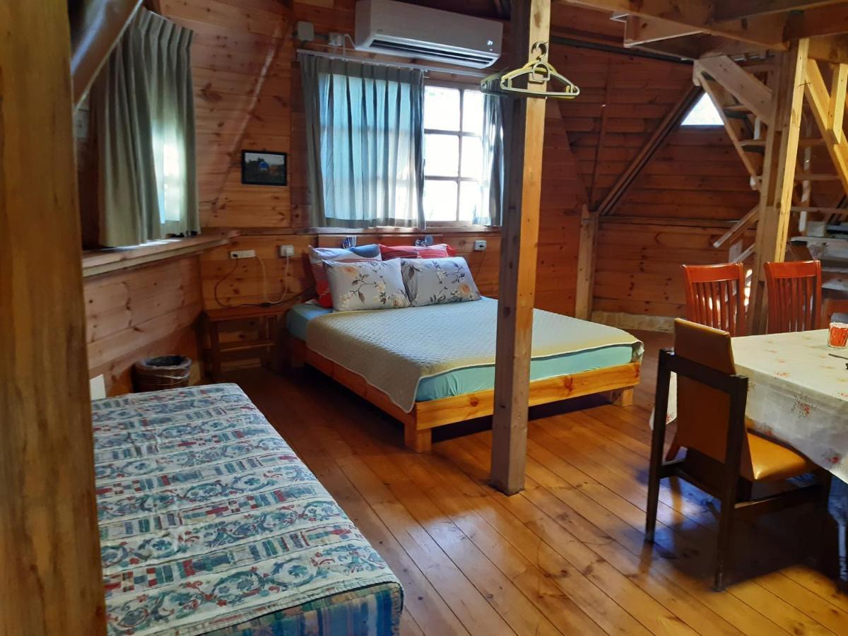 בקתת עץ בחורש במנות - דום גיאודזי - Wooden Cabin In Manot Экстерьер фото