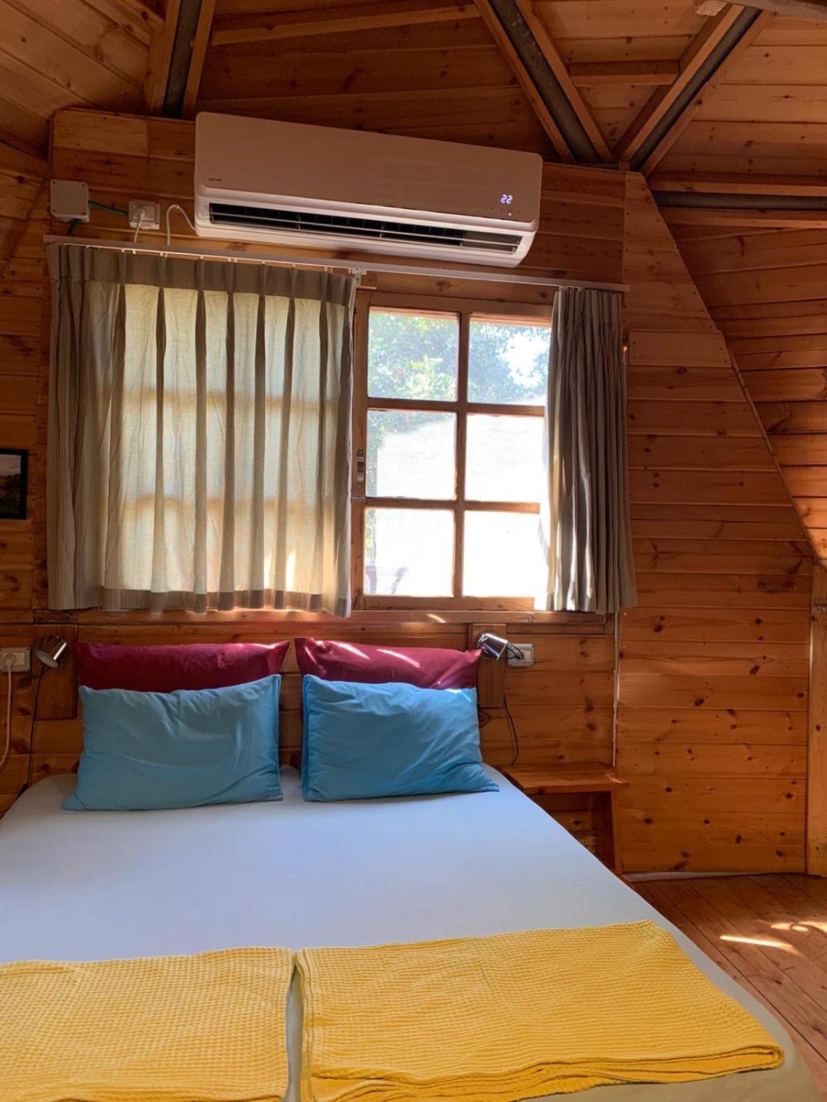בקתת עץ בחורש במנות - דום גיאודזי - Wooden Cabin In Manot Экстерьер фото